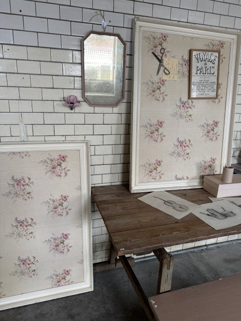 Gamle opslagstavler med blomstertapet, 2 stk. pris samlet