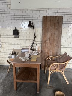 Gammelt anretterbord med hylde under