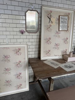 Gamle opslagstavler med blomstertapet, 2 stk. pris samlet